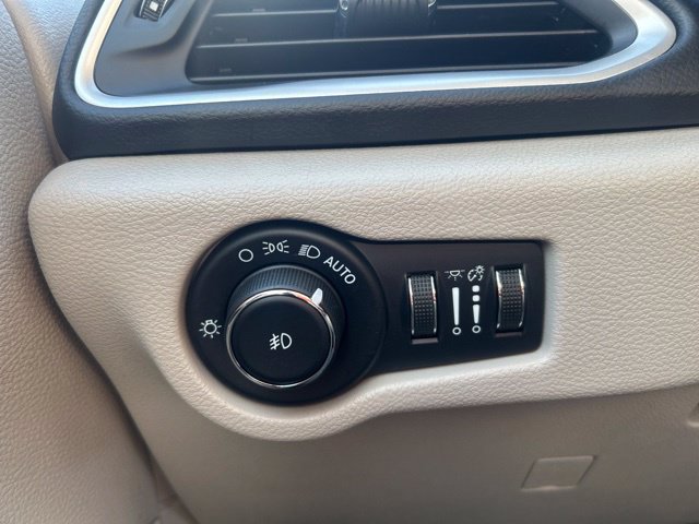 Used 2022 Chrysler Pacifica Touring-L FWD image 22