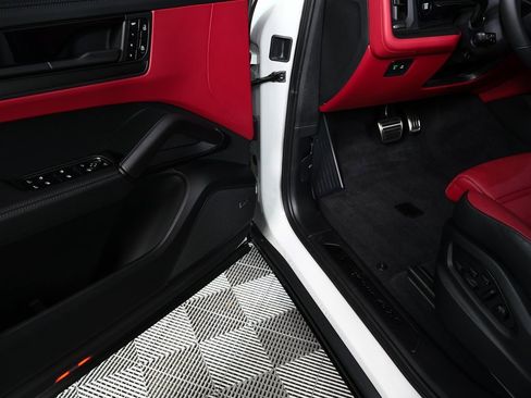 Certified 2025 Porsche Cayenne GTS image 8