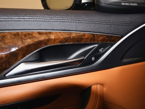 Used 2020 BMW M550i xDrive w/ Dynamic Handling Package image 22