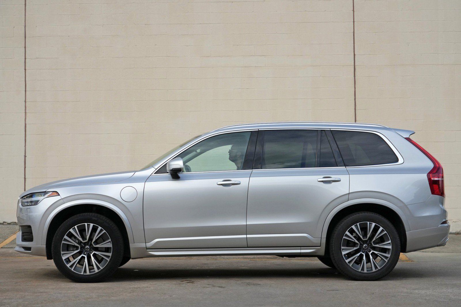 Used 2020 Volvo XC90 T8 Momentum w/ Protection Package Premier AWD/4WD image 9