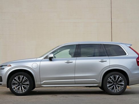 Used 2020 Volvo XC90 T8 Momentum w/ Protection Package Premier AWD/4WD image 9