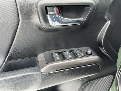 Used 2021 Toyota Tacoma TRD Sport w/ Technology Package image 17