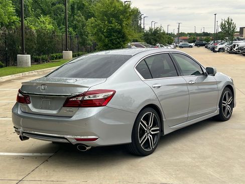 Used 2017 Honda Accord Touring image 12