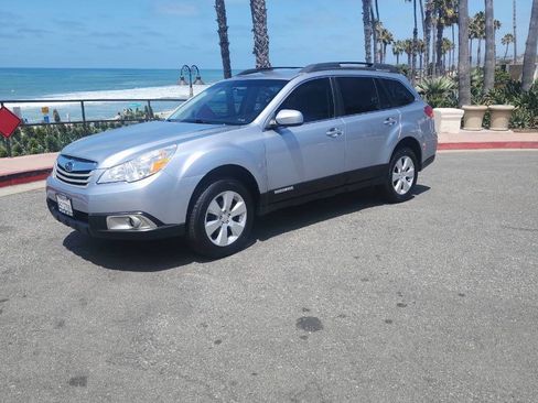 Used 2012 Subaru Outback 2.5i Premium w/ All-Weather Pkg AWD/4WD image 2