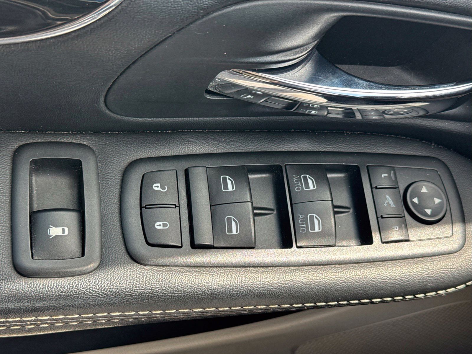 Certified 2016 Chrysler Town & Country Limited FWD image 30