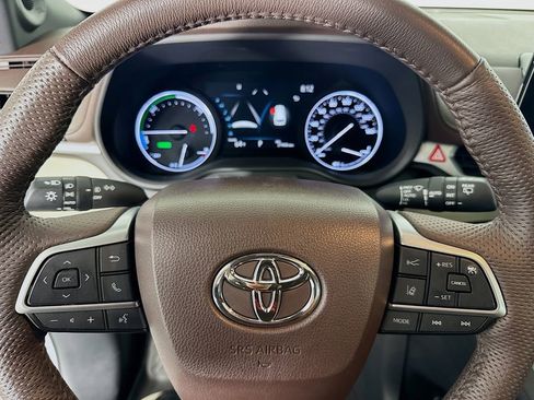 Used 2023 Toyota Sienna Platinum image 16