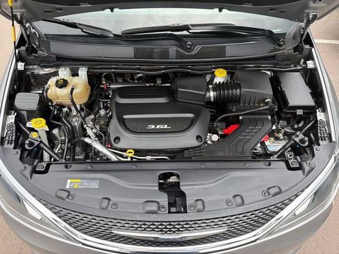 Used 2018 Chrysler Pacifica Touring Plus FWD image 36