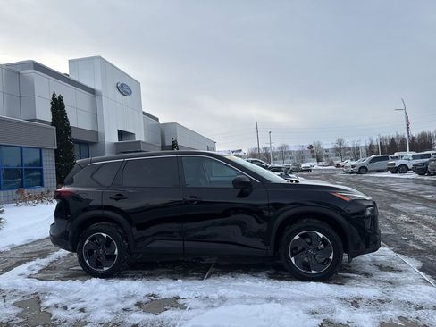 Used 2024 Nissan Rogue SV image 10