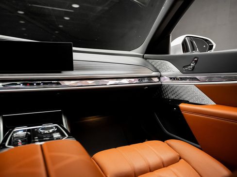 Used 2023 BMW i7 xDrive60 image 40