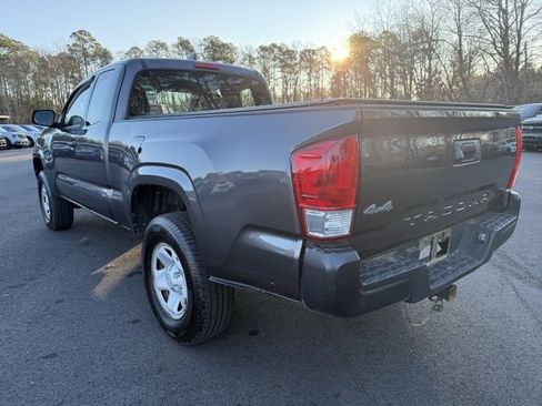 Used 2017 Toyota Tacoma SR image 3