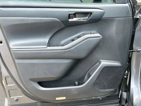 Used 2022 Toyota Highlander XLE FWD image 25