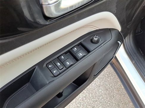 Used 2022 Jeep Compass Limited image 19