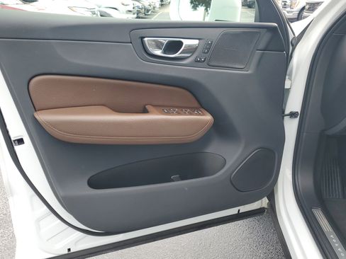 Used 2019 Volvo XC60 T5 Momentum w/ Multimedia Package image 20