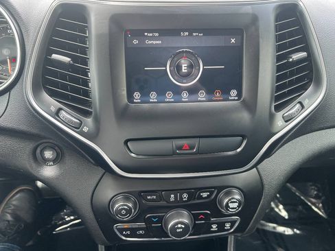 Used 2019 Jeep Cherokee Latitude Plus AWD/4WD image 34