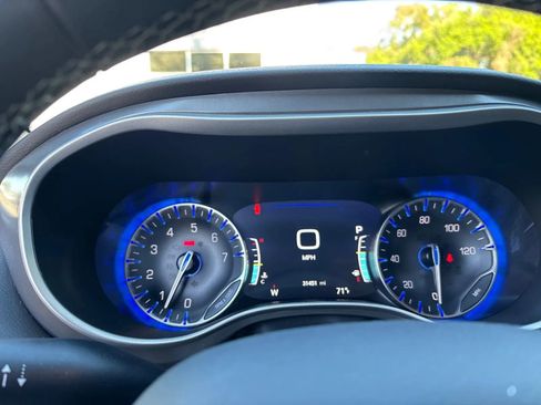 Used 2025 Chrysler Pacifica Select FWD image 18