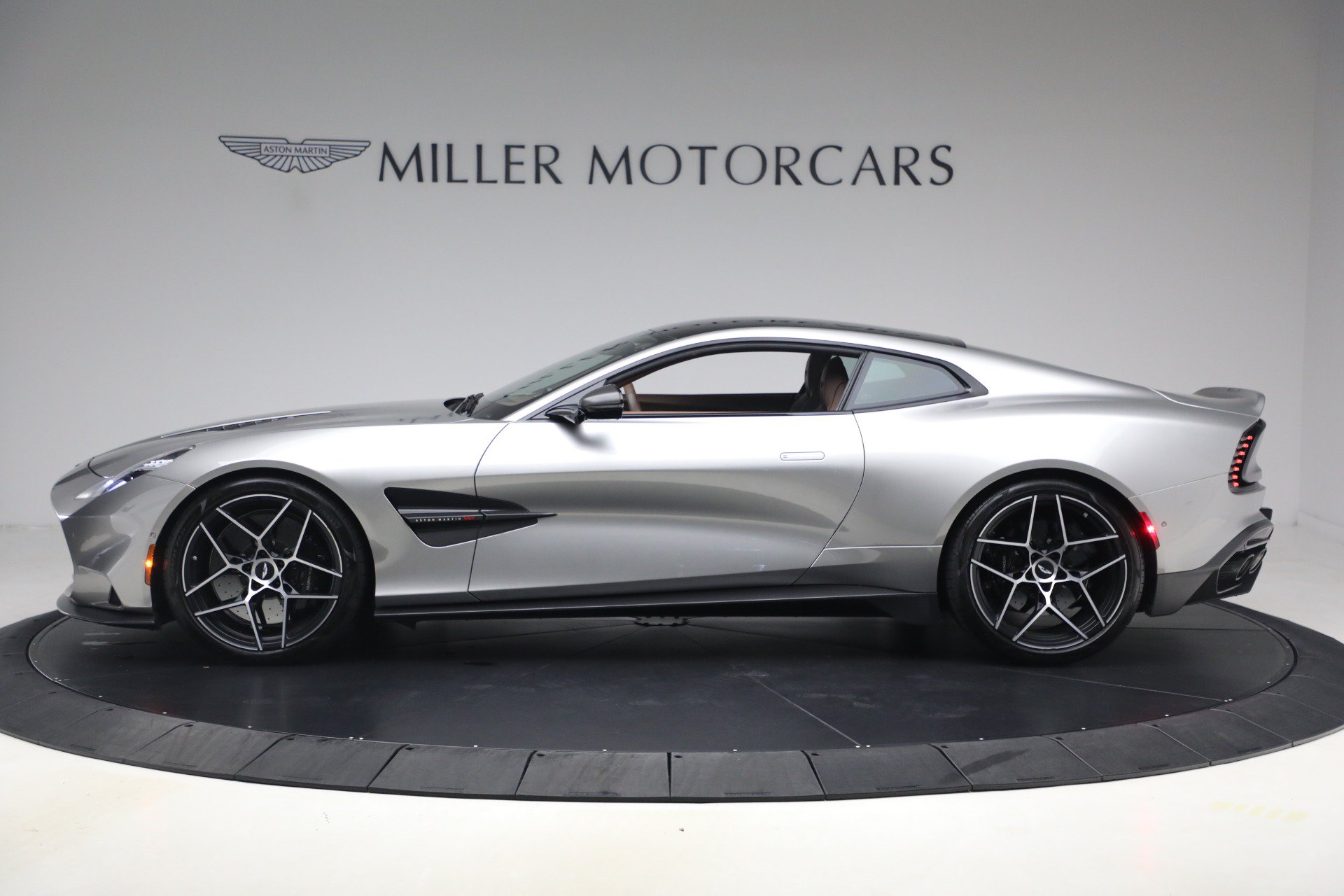 Used 2025 Aston Martin Vanquish RWD image 3