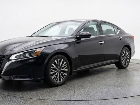Used 2025 Nissan Altima 2.5 SV image 3