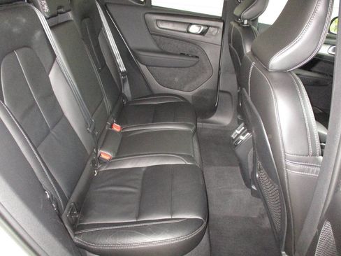 Used 2022 Volvo XC40 T5 Momentum image 24