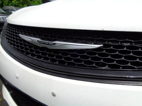 Used 2015 Chrysler 200 S image 9