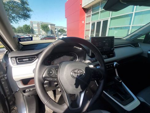 Used 2022 Toyota RAV4 Limited FWD image 13