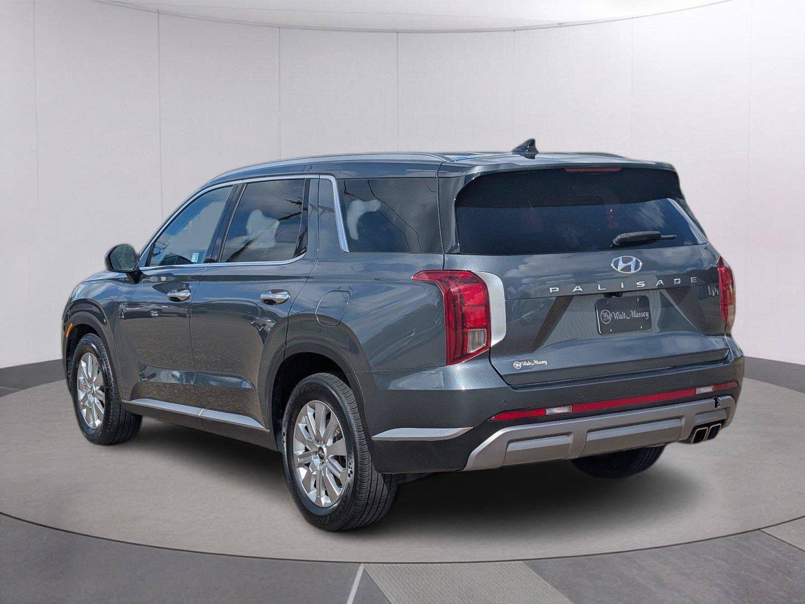 Used 2024 Hyundai Palisade SEL FWD image 3