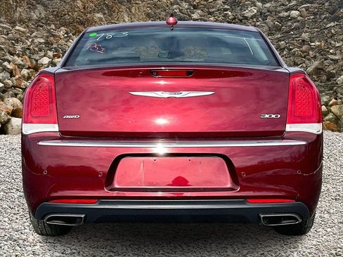 Used 2018 Chrysler 300 Touring L image 4