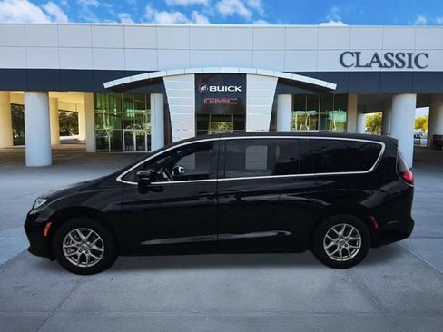 Used 2025 Chrysler Pacifica Select FWD image 5