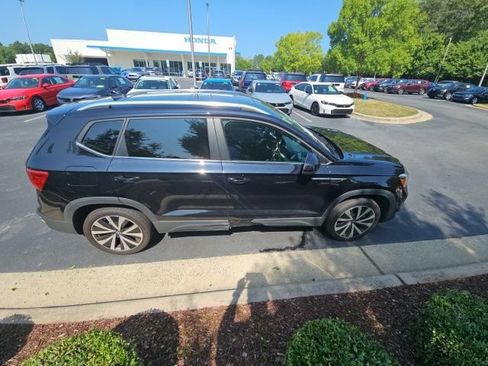 Used 2022 Volkswagen Taos SE FWD image 9