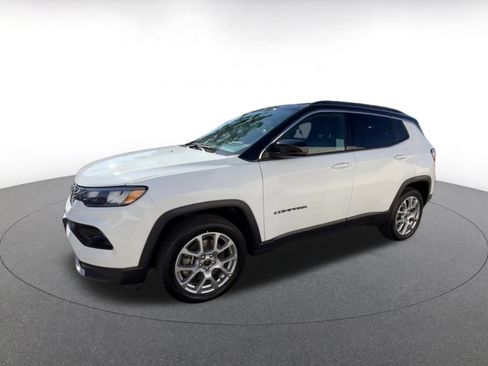 Used 2025 Jeep Compass Limited image 8