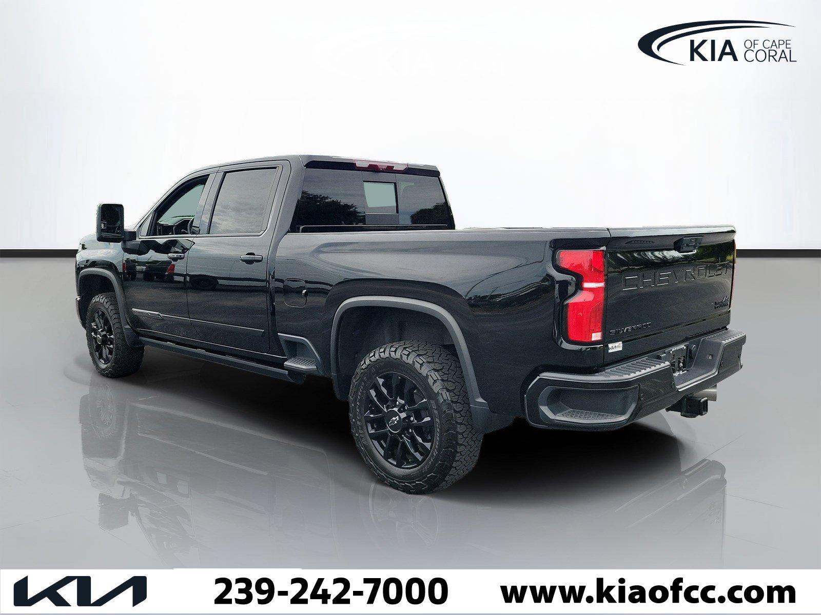 Used 2025 Chevrolet Silverado 2500 High Country w/ Midnight Edition AWD/4WD image 4