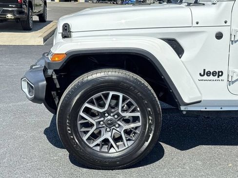 Used 2025 Jeep Wrangler Unlimited Sahara AWD/4WD image 27