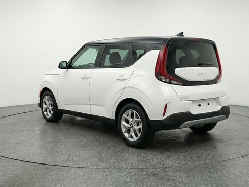 Used 2025 Kia Soul LX w/ LX Technology Package FWD image 6