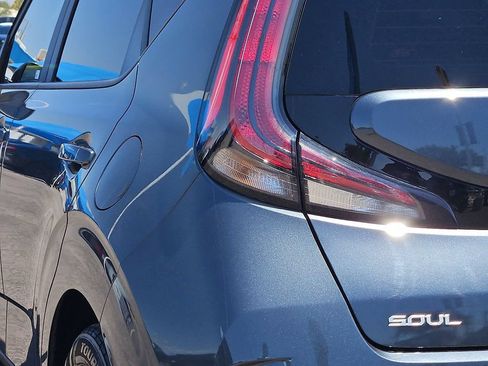 Used 2023 Kia Soul LX w/ LX Technology Package FWD image 9