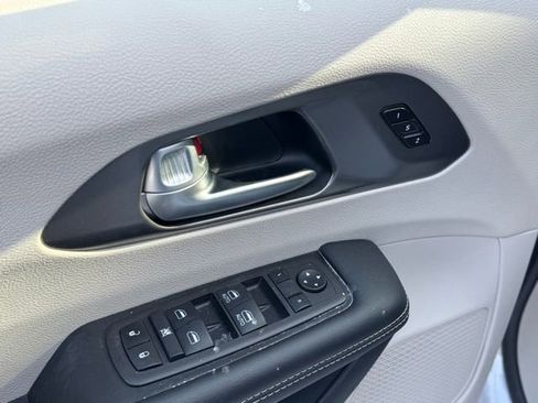 Certified 2024 Chrysler Pacifica Touring-L image 14