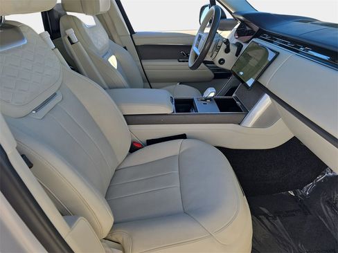 Certified 2024 Land Rover Range Rover SV image 10