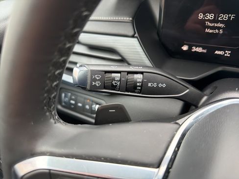 Used 2025 GMC Acadia Elevation image 28