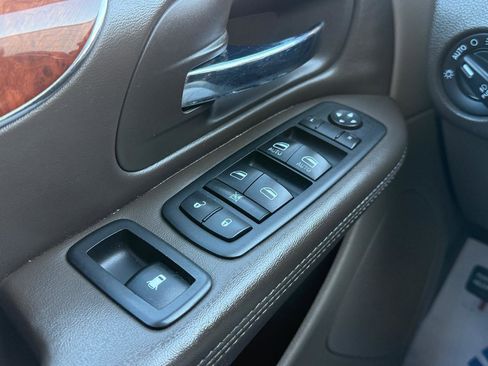 Used 2014 Chrysler Town & Country Touring-L w/ Driver Convenience Group image 19