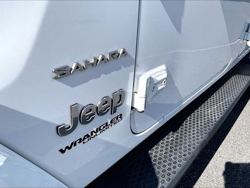 Used 2021 Jeep Wrangler Unlimited Sahara AWD/4WD image 25