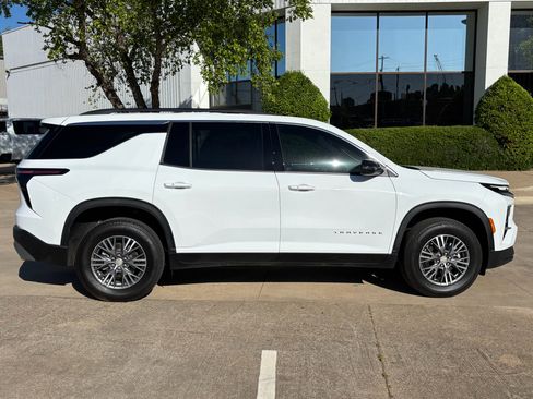 Used 2025 Chevrolet Traverse LT FWD image 8