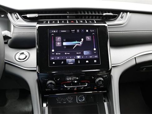 New 2025 Jeep Grand Cherokee Altitude image 21