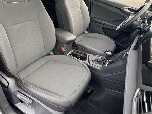 New 2026 Volkswagen Taos SE image 7