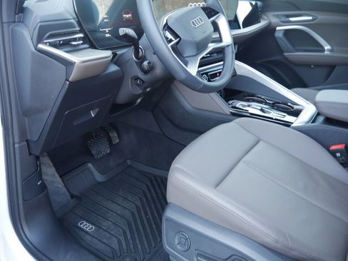 Used 2025 Audi Q5 Premium w/ Convenience Package image 18