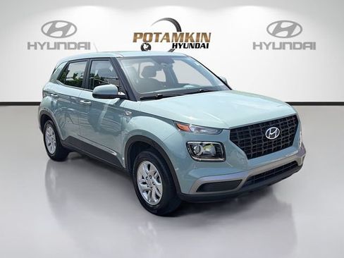 Certified 2025 Hyundai Venue SE FWD image 5