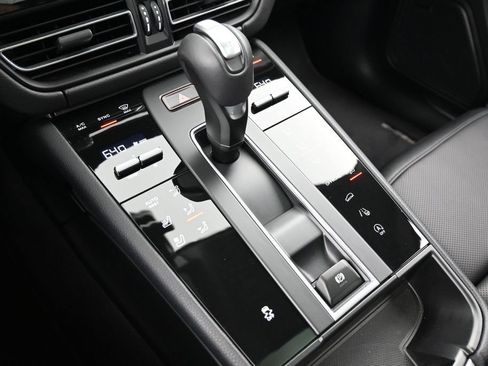 Certified 2026 Porsche Macan AWD/4WD image 22
