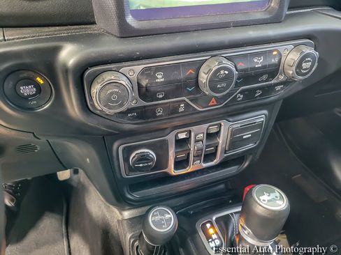 Used 2018 Jeep Wrangler Unlimited Sahara AWD/4WD image 13