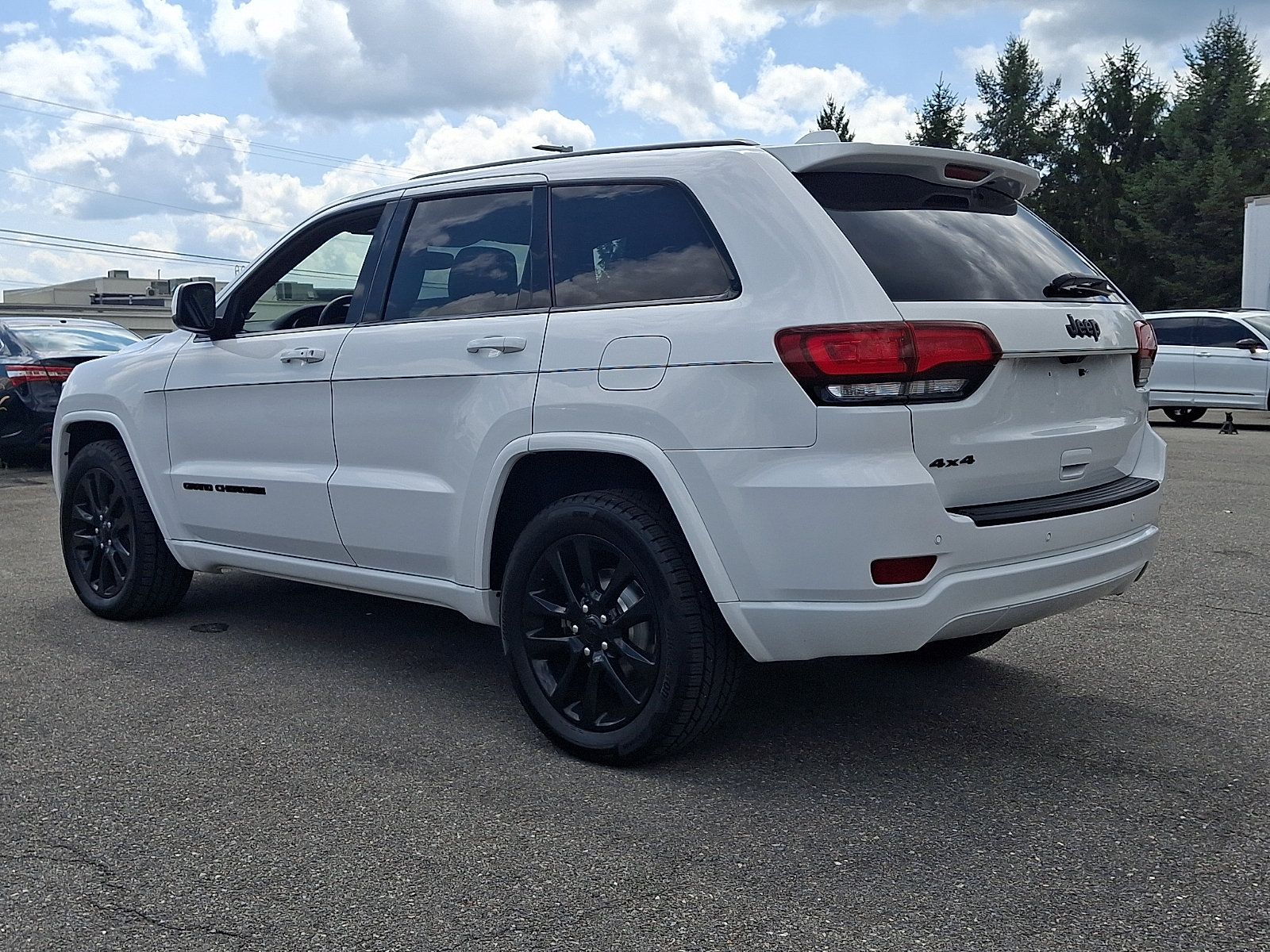 Used 2019 Jeep Grand Cherokee Altitude AWD/4WD image 7