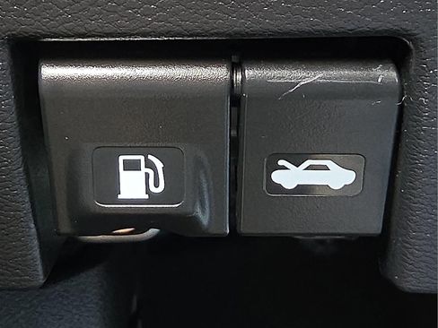 Used 2023 Nissan Kicks SR FWD image 21