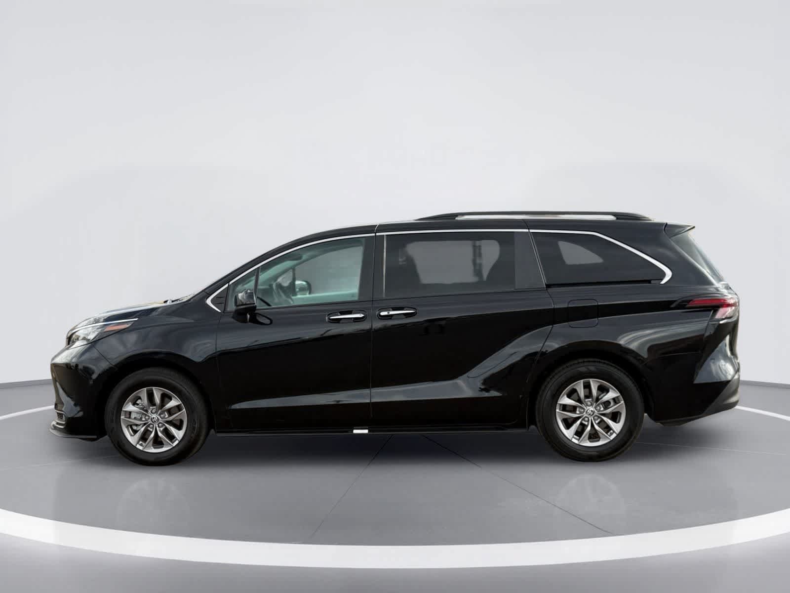 Used 2025 Toyota Sienna XLE FWD image 4