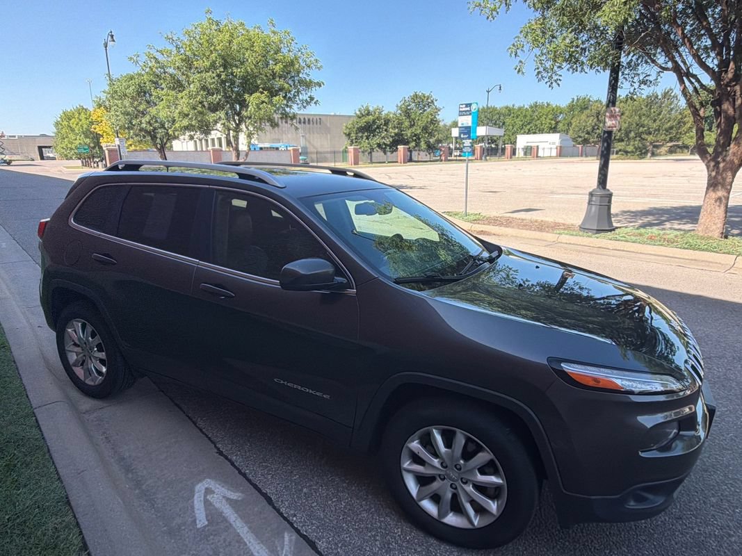 Used 2017 Jeep Cherokee Limited AWD/4WD image 4