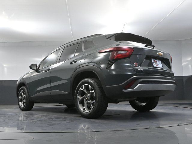 Used 2025 Chevrolet Trax LT w/ Driver Confidence Package FWD image 42
